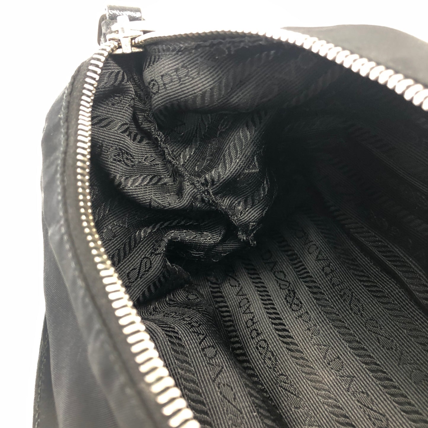 PRADA 三角形標誌小號手提包 Hobobag 黑色復古 cd6tum