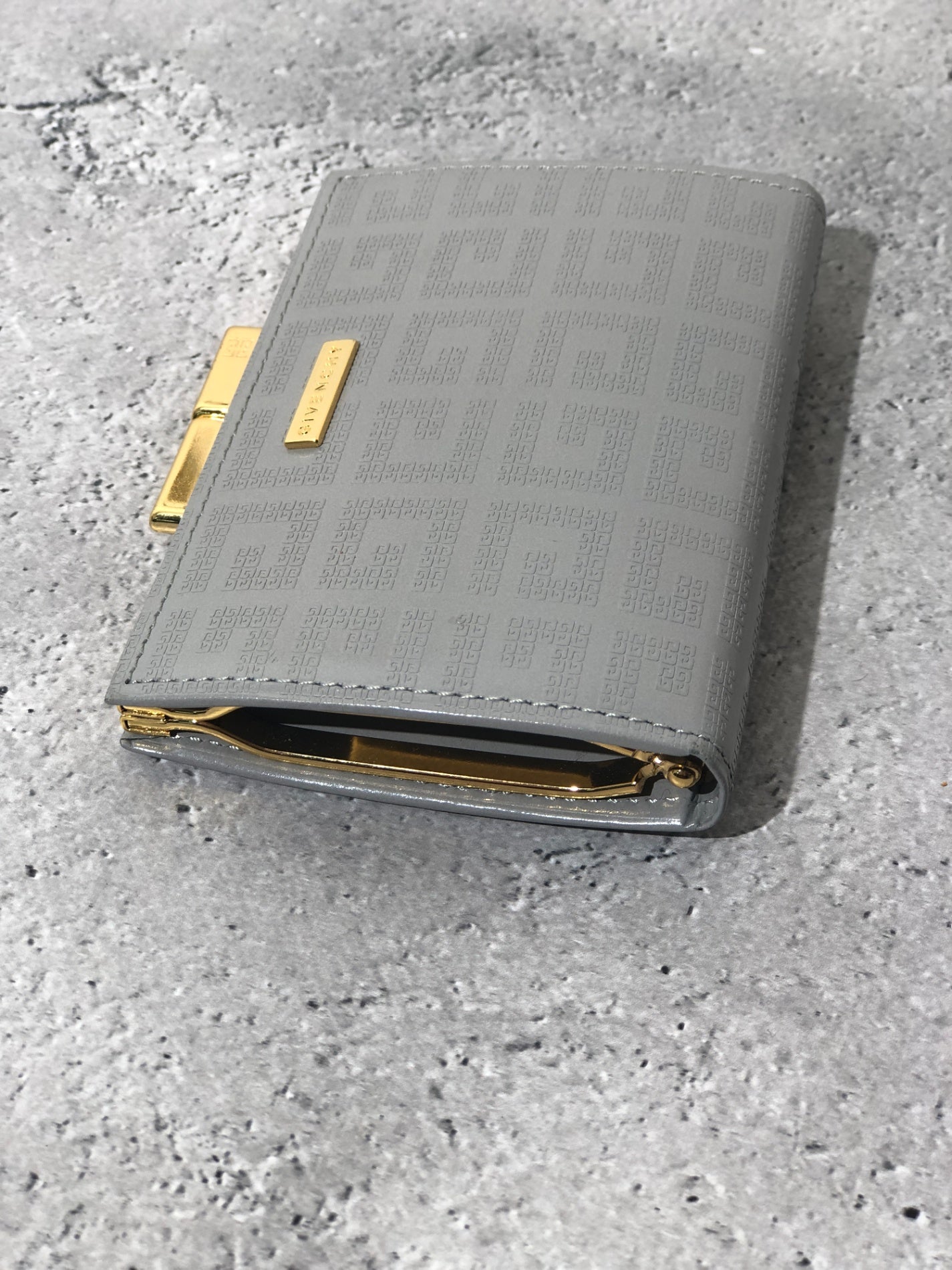 GIVENCHY 標誌皮革金屬扣零錢包灰色復古 dt8ykn