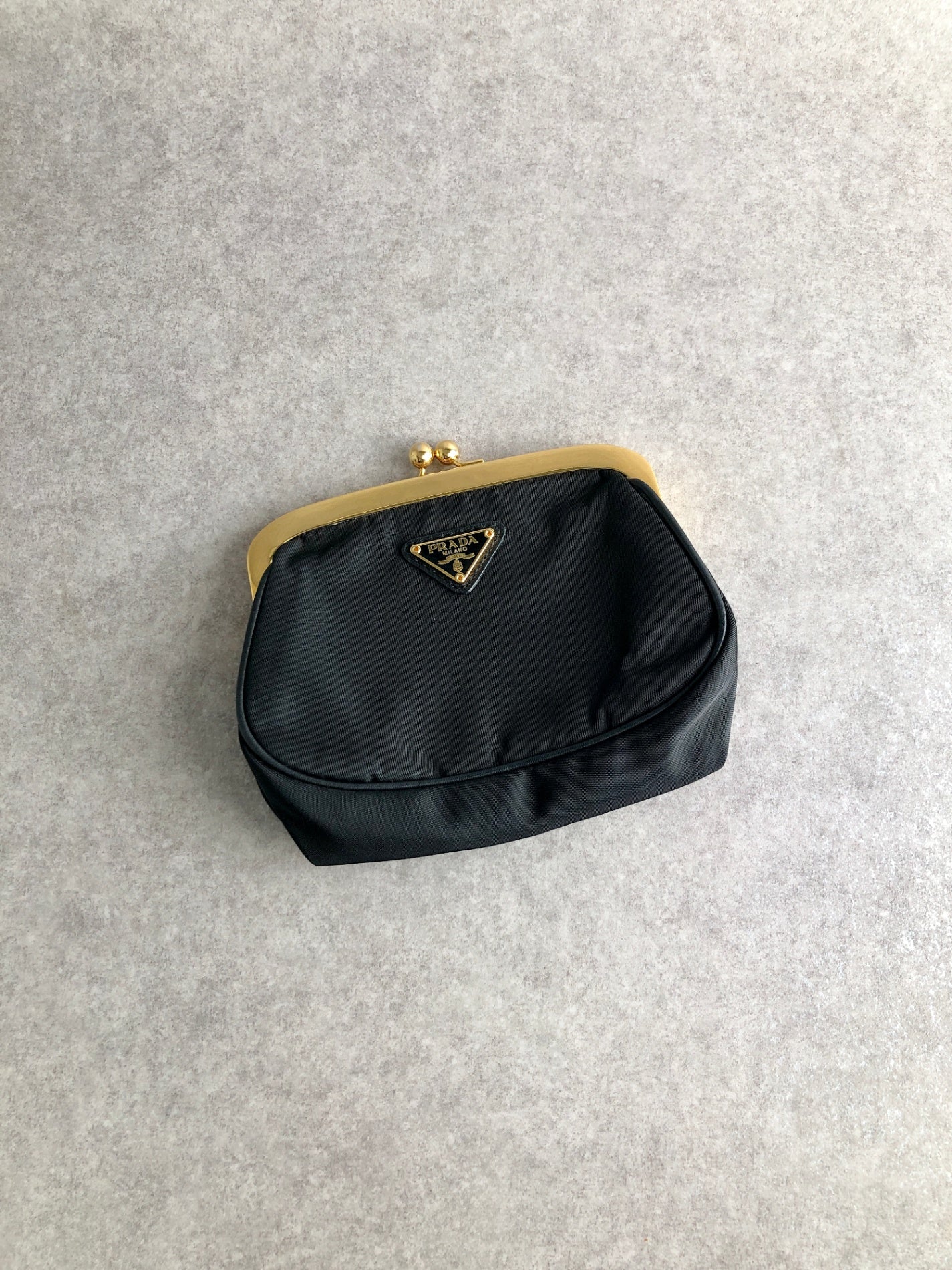 PRADA 三角形標誌金屬扣零錢包黑色復古 r68kmf