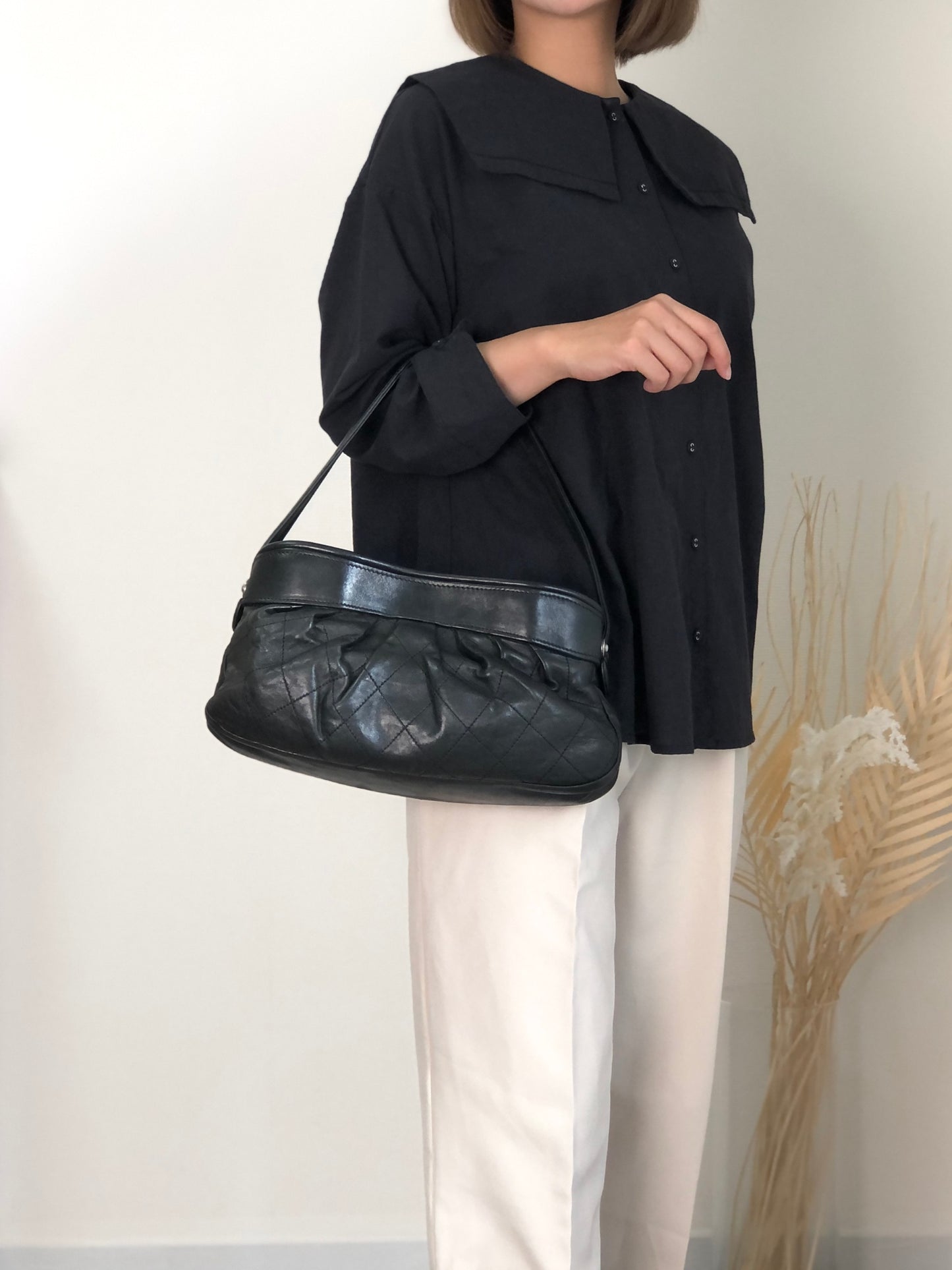 CHANEL Matelasse Logo Shoulder bag Black Vintage mwt523