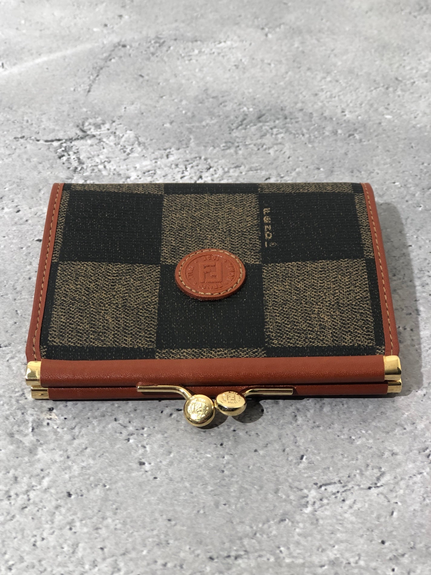FENDI 標誌 PVC 皮革金屬扣零錢包 棕色復古 jrsgyi