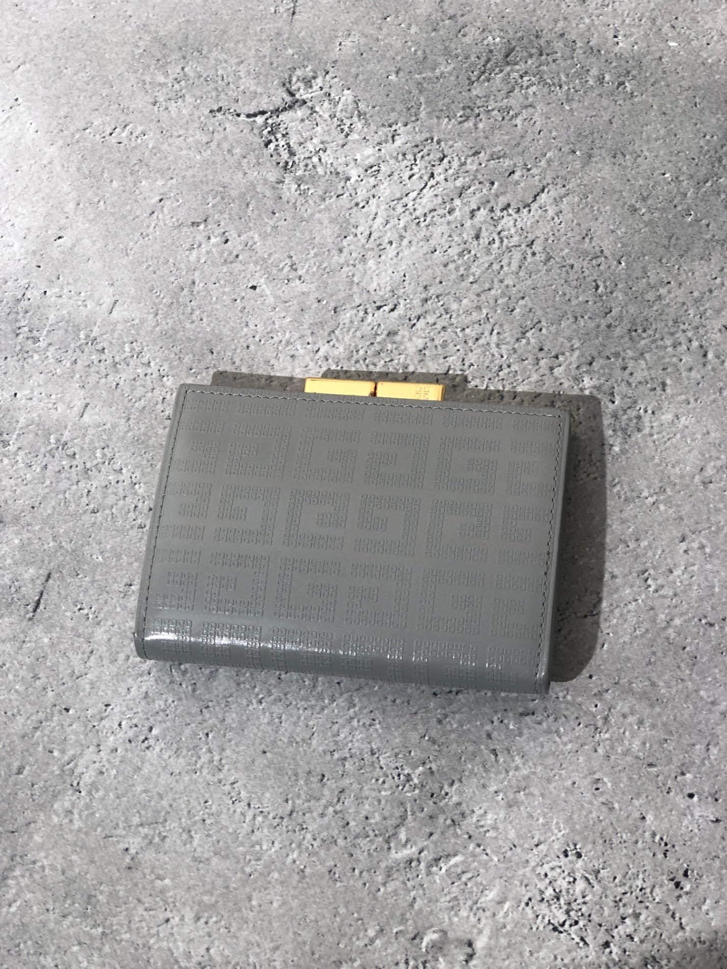 GIVENCHY 標誌皮革金屬扣零錢包灰色復古 dt8ykn