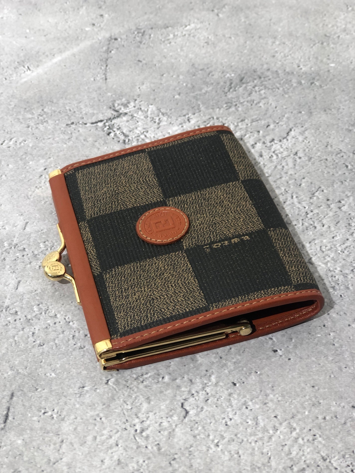 FENDI 標誌 PVC 皮革金屬扣零錢包 棕色復古 jrsgyi