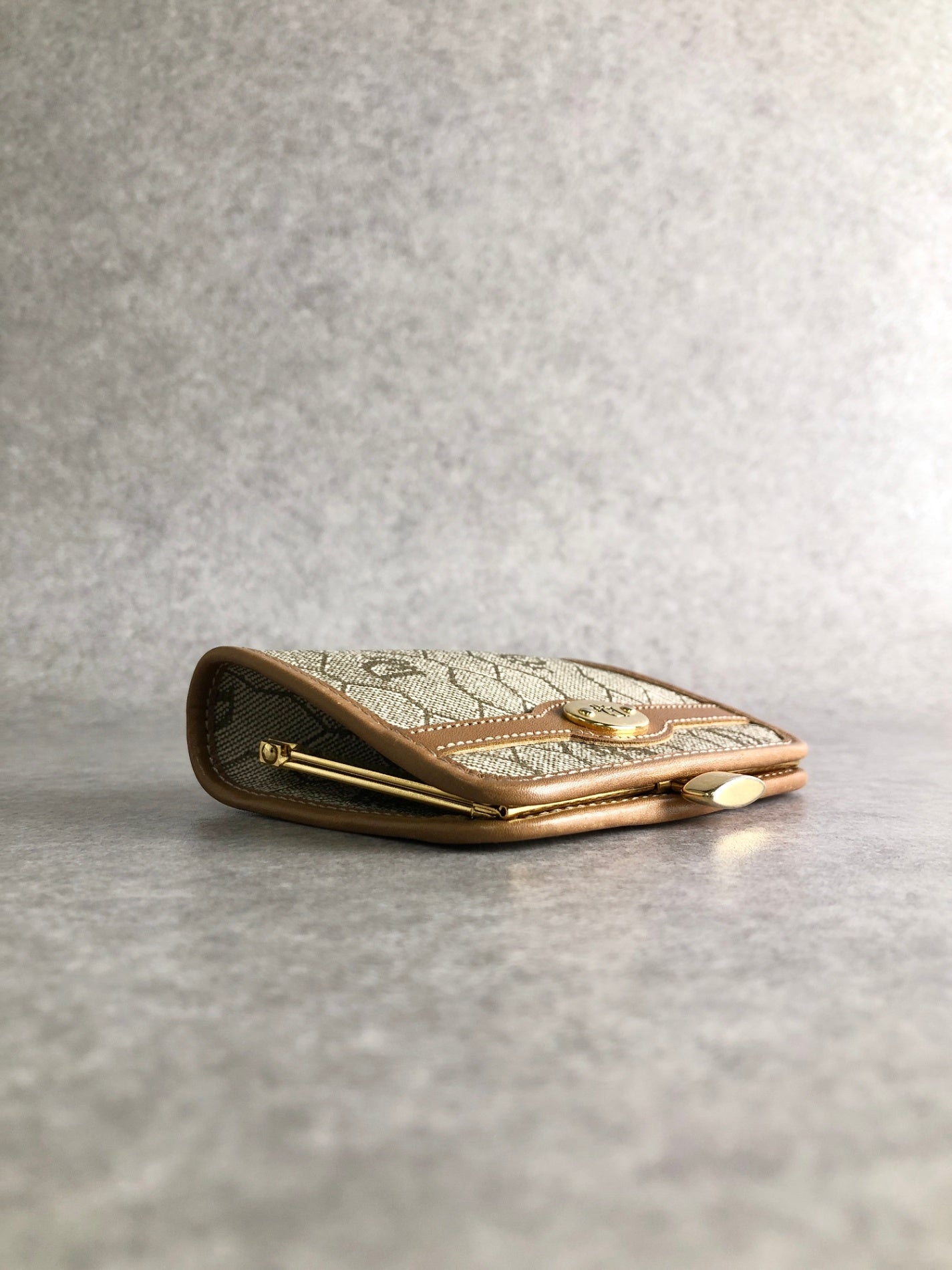 Christian Dior Trotter Honeycomb Pattern Metal Clasp Coin Purse Beige Vintage cmy3yp