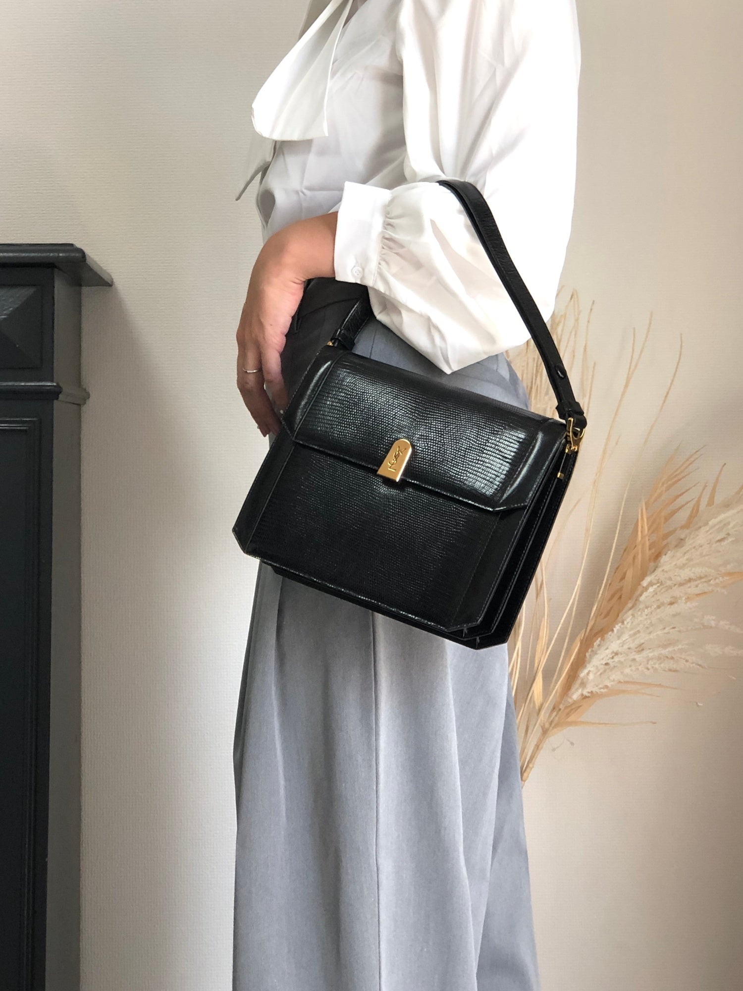 Yves Saint Laurent YSL Logo Handbag Black Vintage iz2c4y