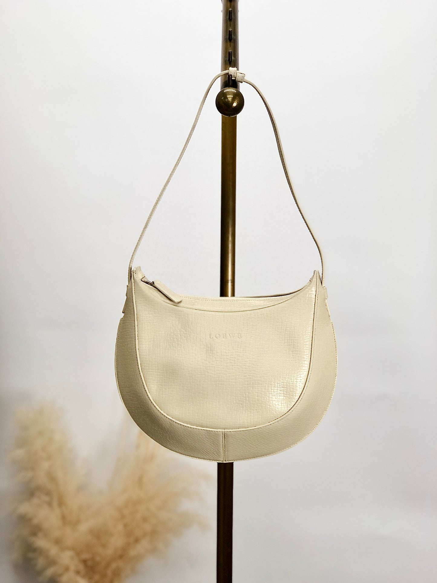 LOEWE Logo Embossed Shoulder bag Hobobag Ivory Vintage 4kksw6