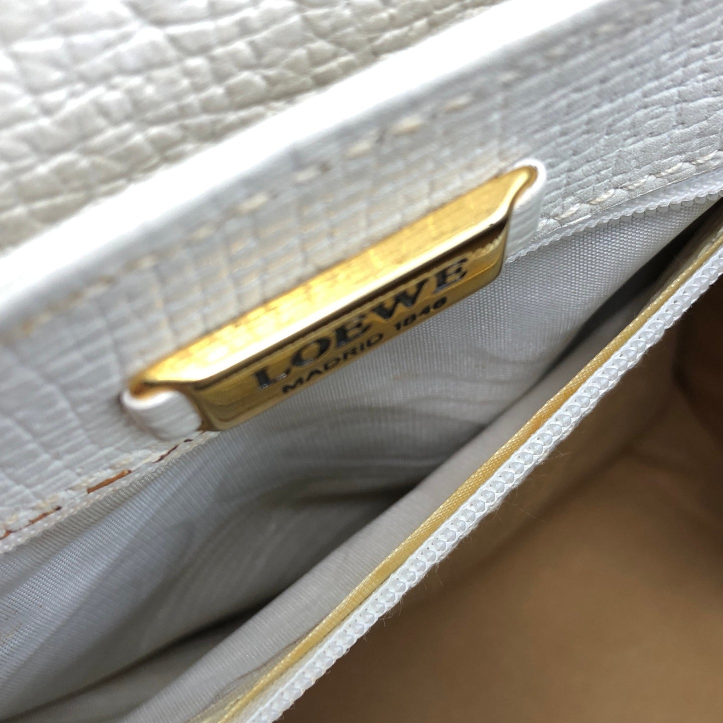 LOEWE Logo Embossed Shoulder bag Ivory Vintage sj6yij