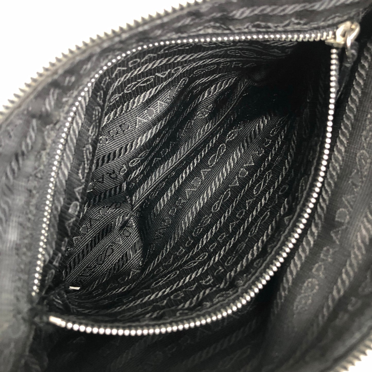 PRADA 三角形標誌手袋化妝包黑色復古 vcx7fd