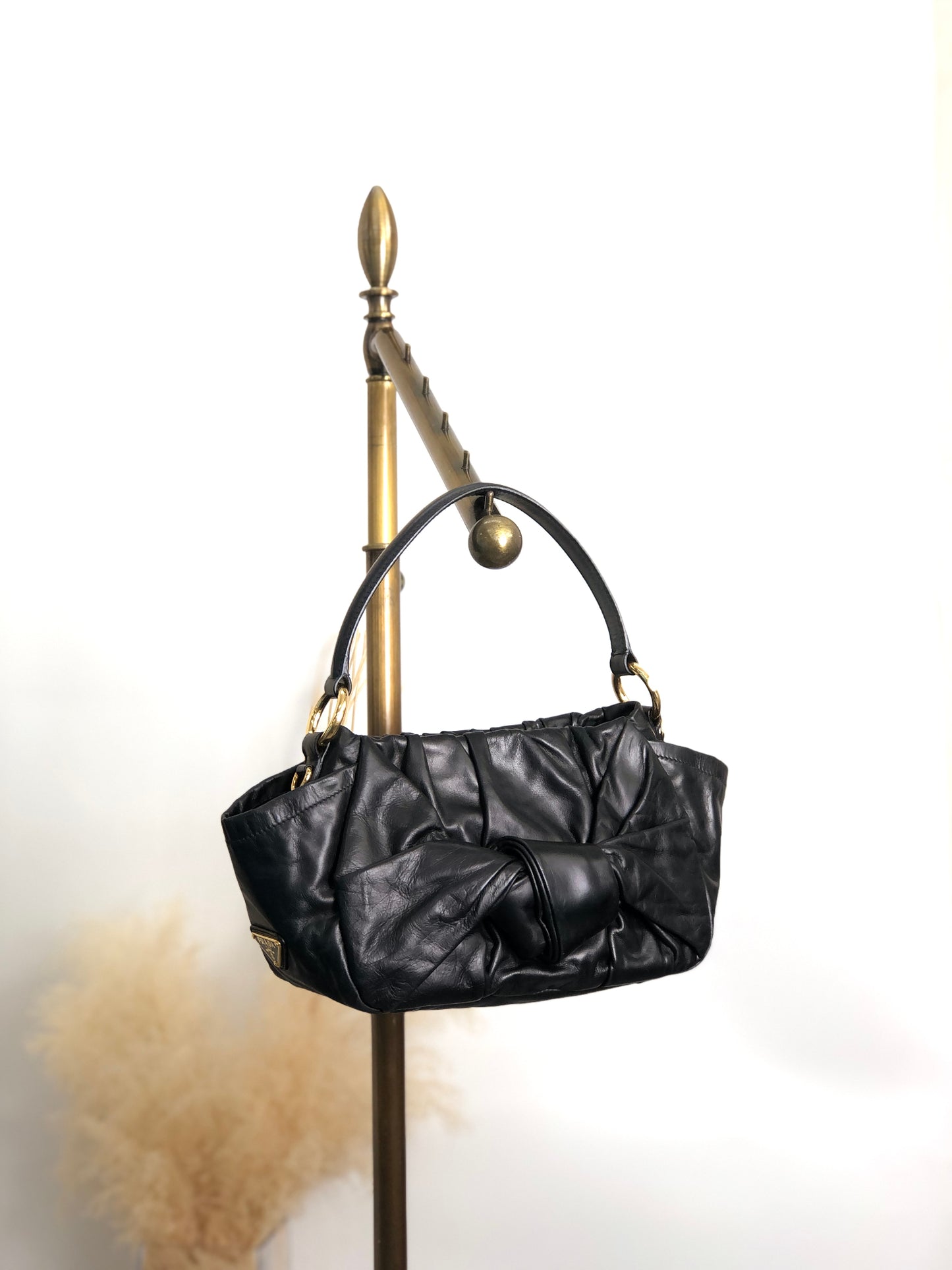 PRADA 三角形標誌絲帶圖案手提包黑色復古 a73fym