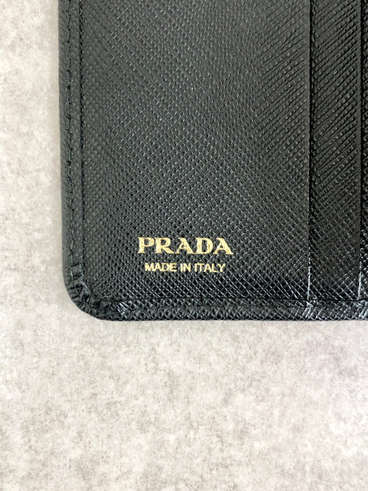 PRADA 標誌折疊皮夾 黑色復古 yiurk4