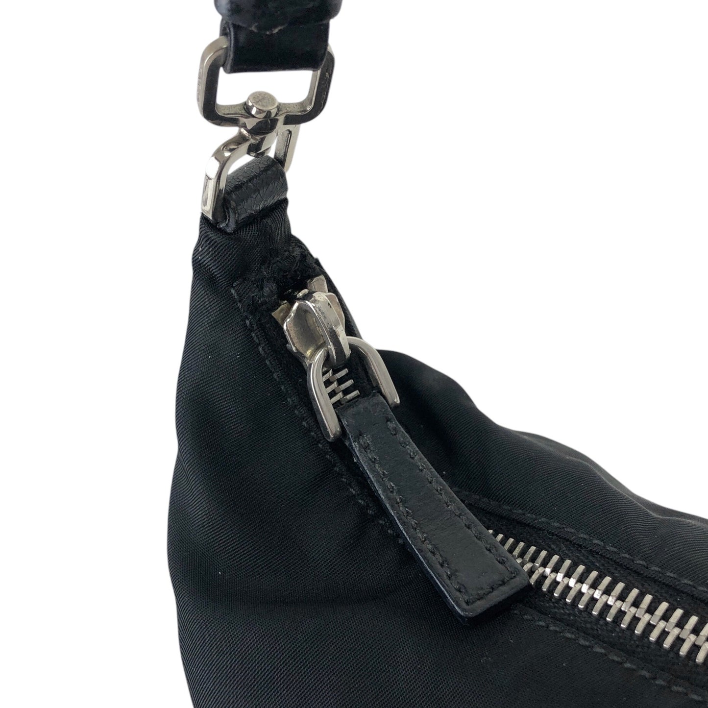 PRADA 三角形標誌小號手提包 Hobobag 黑色復古 cd6tum
