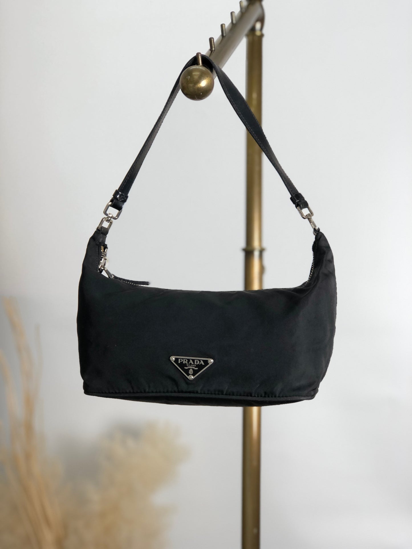 PRADA 三角形標誌小號手提包 Hobobag 黑色復古 cd6tum