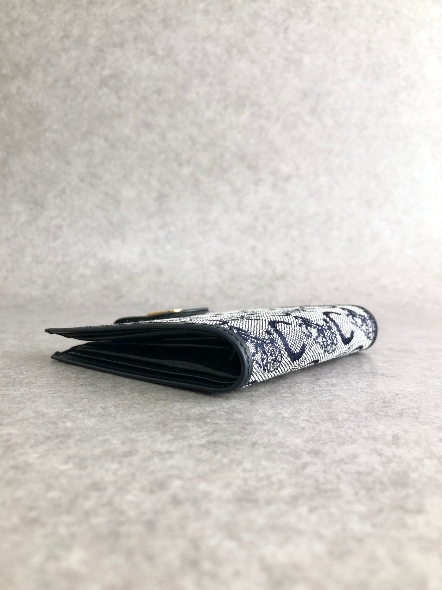 CELINE Carriage Folded Wallet Navy Vintage rrcn43