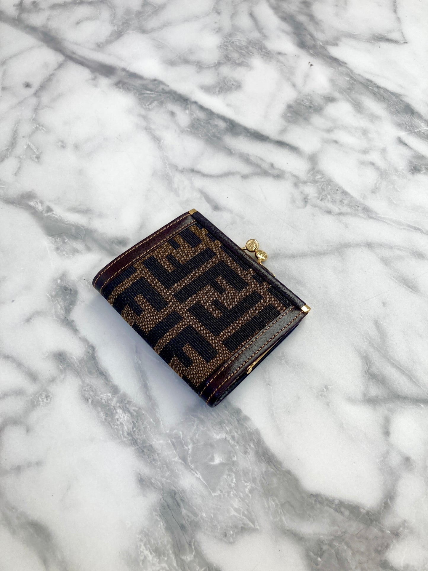FENDI Zucca 標誌帆布皮革金屬扣零錢包黑色復古款 2m8efx