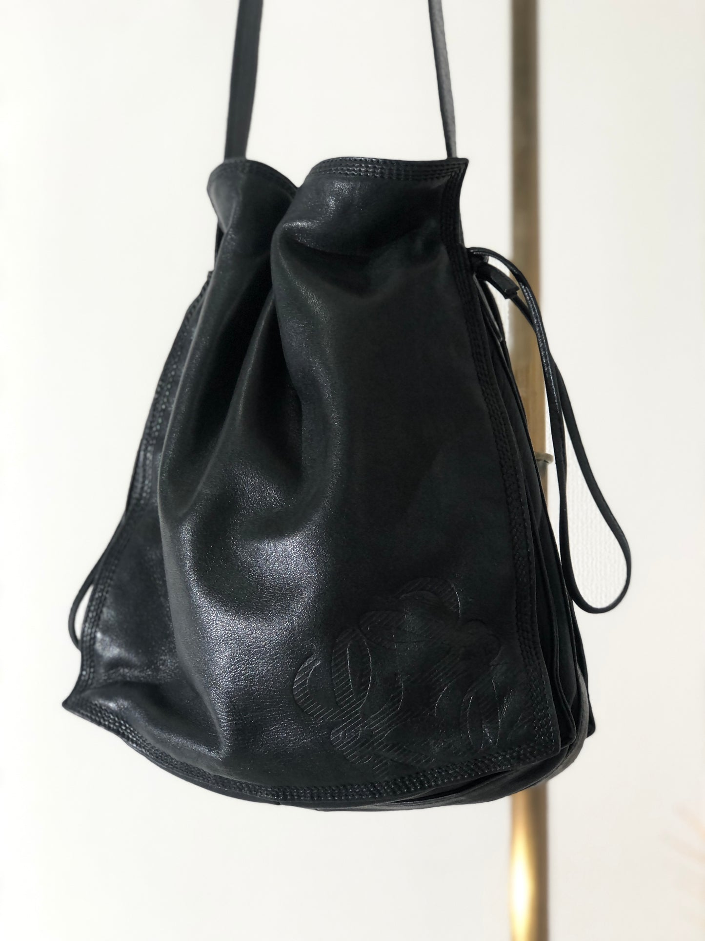 LOEWE Anagram 皮革抽繩單肩包 黑色 復古 hzn8br