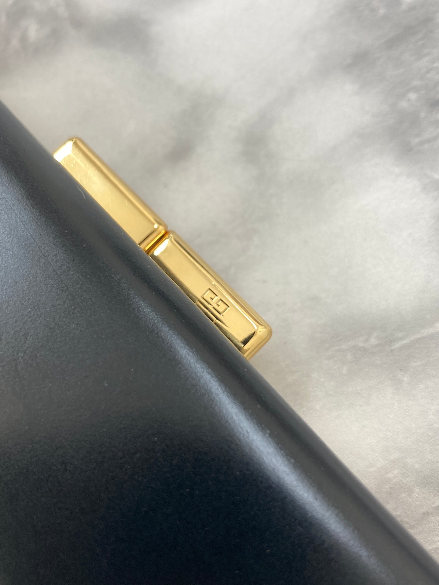 GIVENCHY 標誌皮革金屬扣折疊錢包黑色復古 szipvu