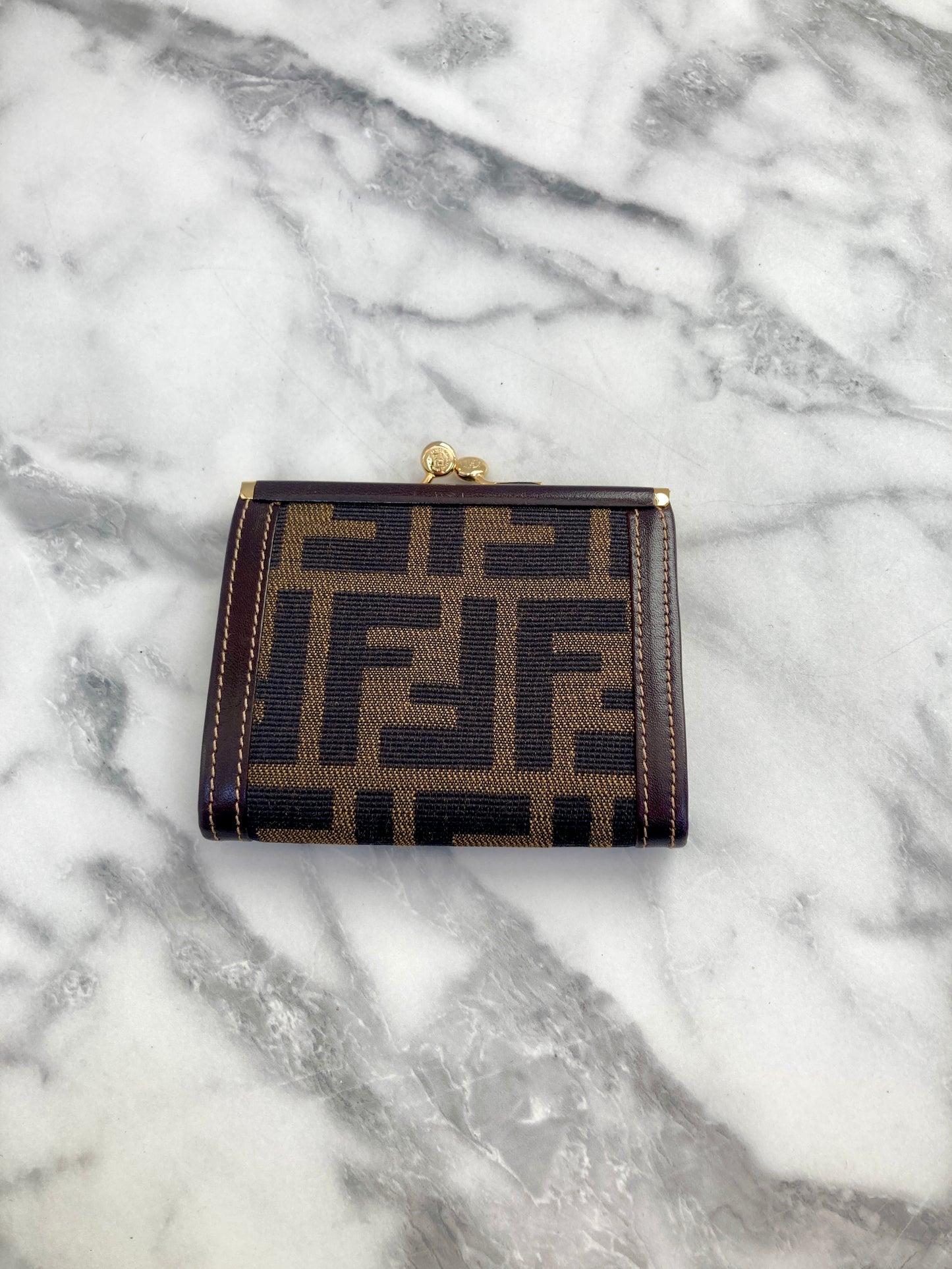 FENDI Zucca 標誌帆布皮革金屬扣零錢包黑色復古款 2m8efx