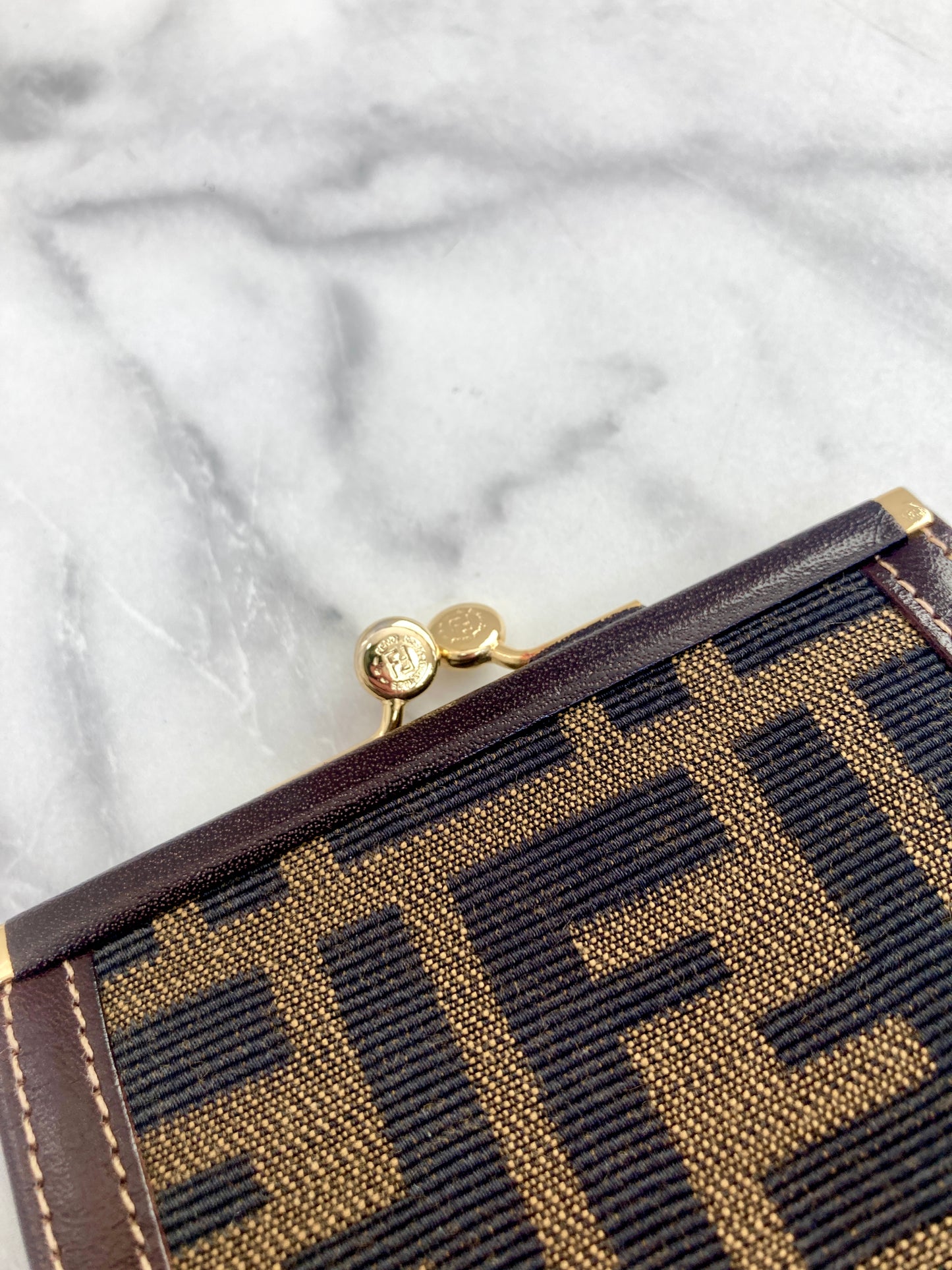 FENDI Zucca 標誌帆布皮革金屬扣零錢包黑色復古款 2m8efx