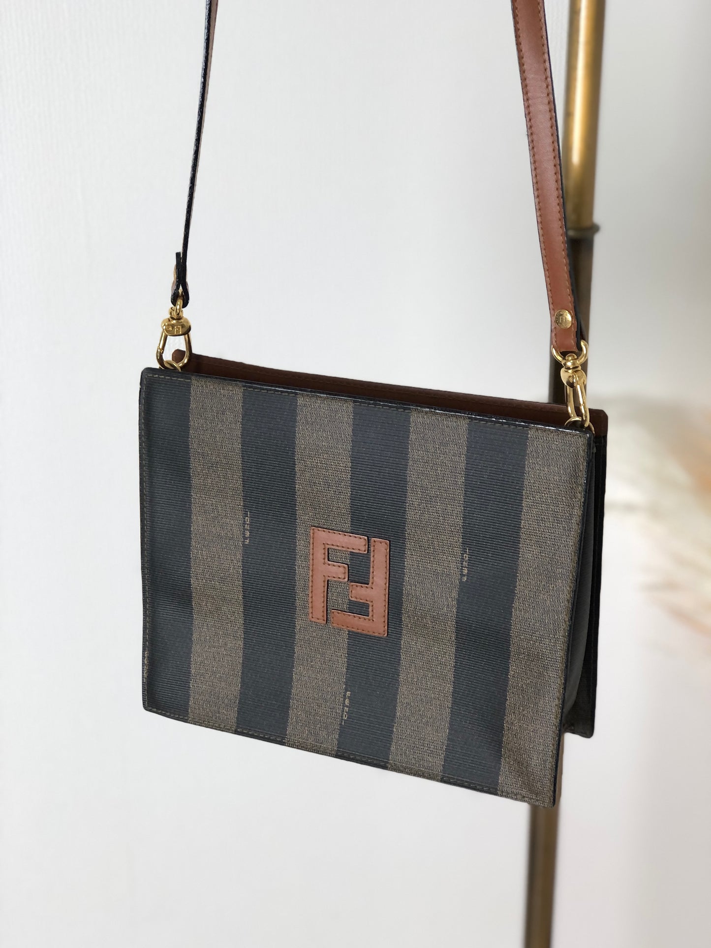FENDI 山胡桃標誌 PVC 皮革單肩包 棕色 復古 rz2zmc