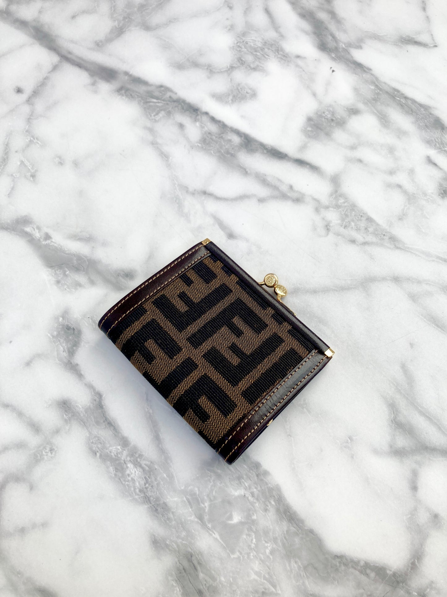 FENDI Zucca 標誌帆布皮革金屬扣零錢包黑色復古款 2m8efx