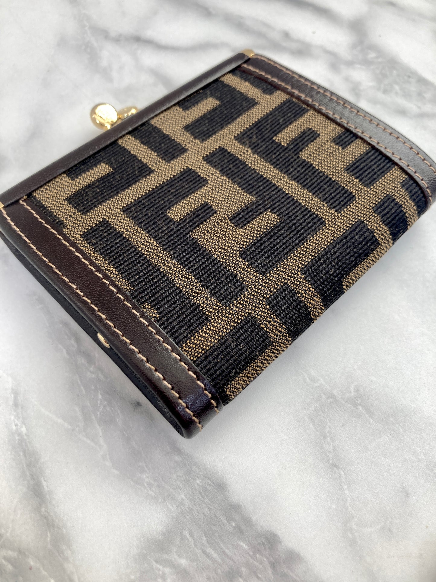 FENDI Zucca 標誌帆布皮革金屬扣零錢包黑色復古款 2m8efx