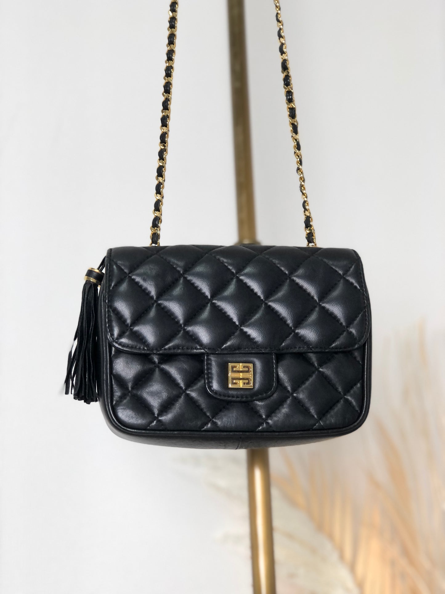 GIVENCHY 標誌圖案流蘇絎縫皮革肩背包 黑色復古 cygn3n