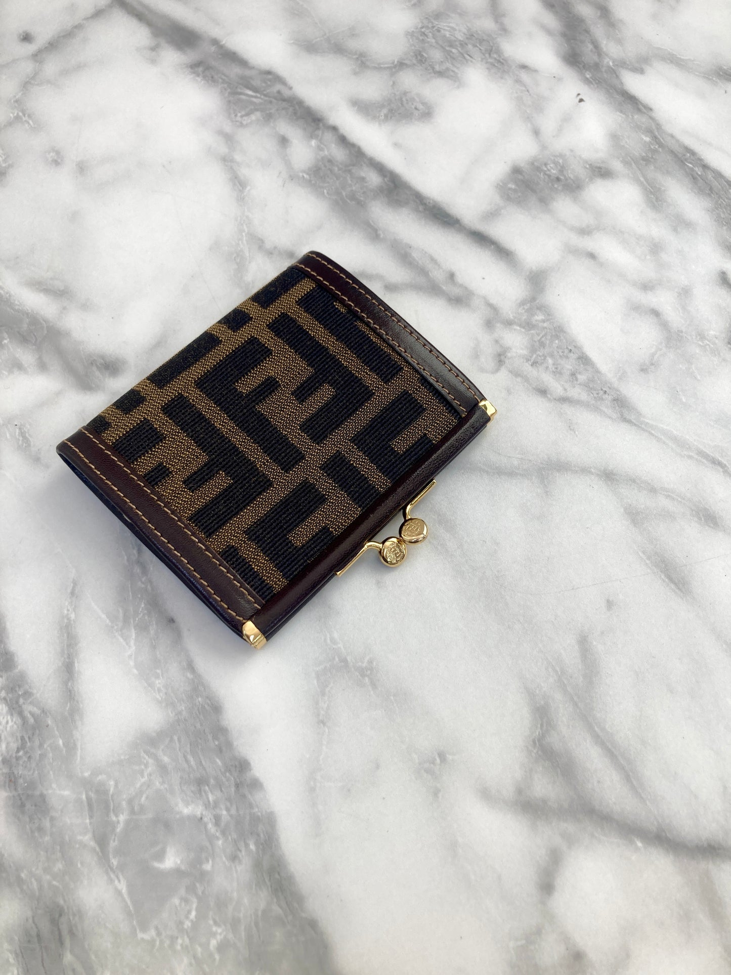 FENDI Zucca 標誌帆布皮革金屬扣零錢包黑色復古款 2m8efx