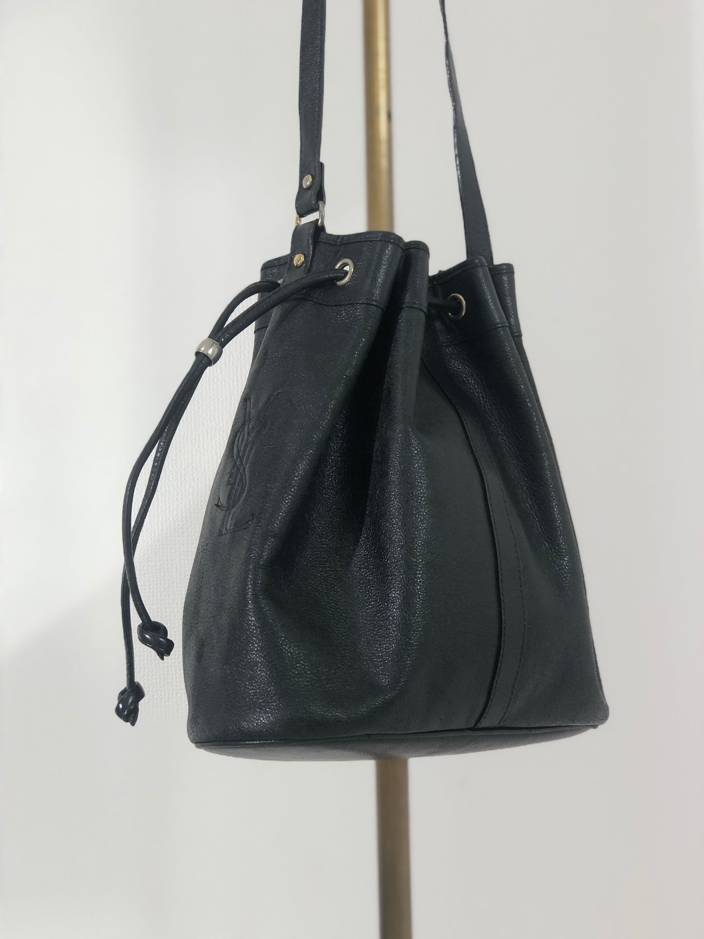 Yves Saint Laurent YSL Logo Leather Drawstring Crossbody Shoulder bag Black Vintage 6uy7tz