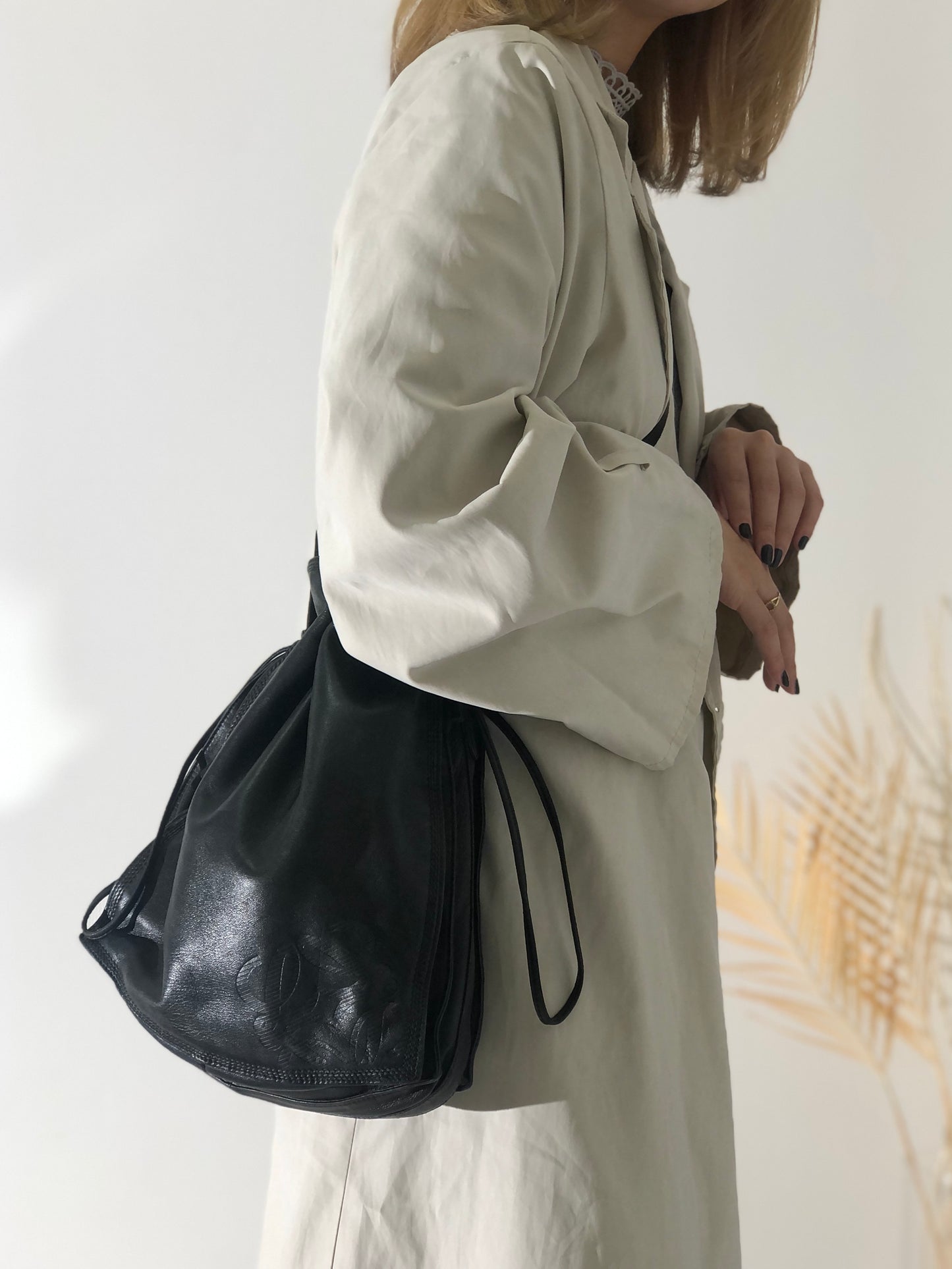 LOEWE Anagram 皮革抽繩單肩包 黑色 復古 hzn8br