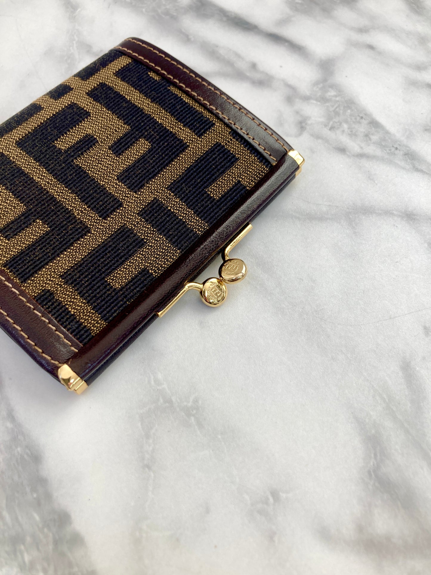 FENDI Zucca 標誌帆布皮革金屬扣零錢包黑色復古款 2m8efx
