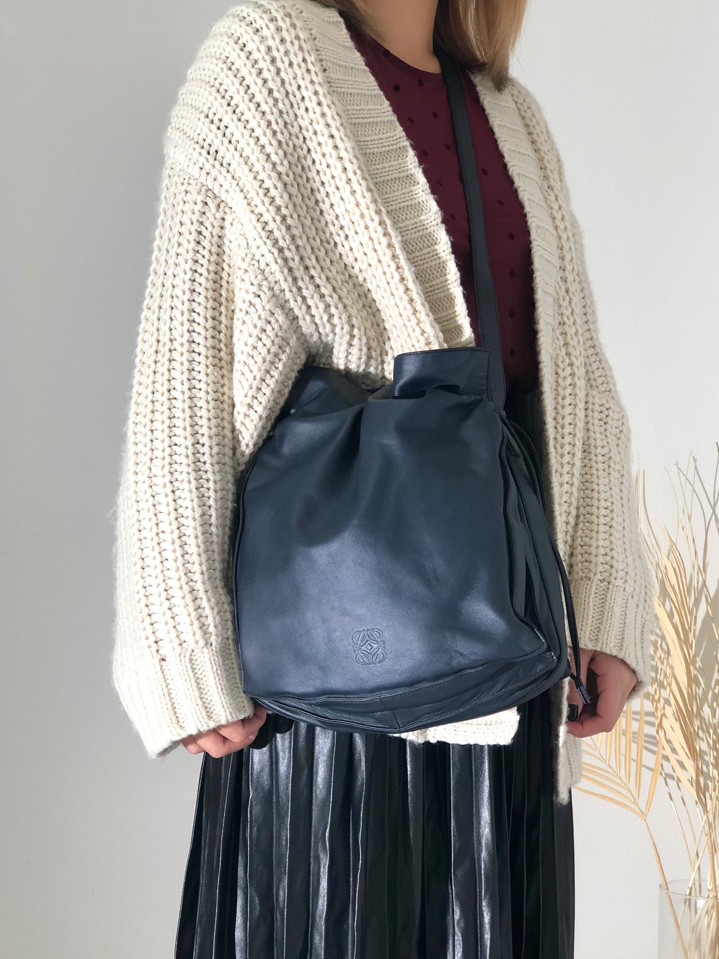 LOEWE Anagram Leather Drawstring Shoulder bag Navy Vintage sdi4rd