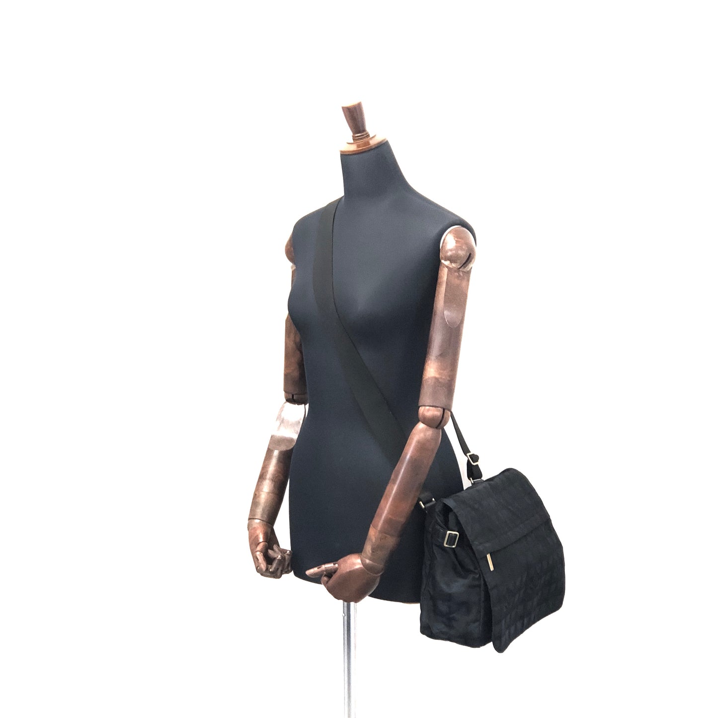 CHANEL 新款 Travel Line 尼龍斜背包 黑色 復古 uar7ry