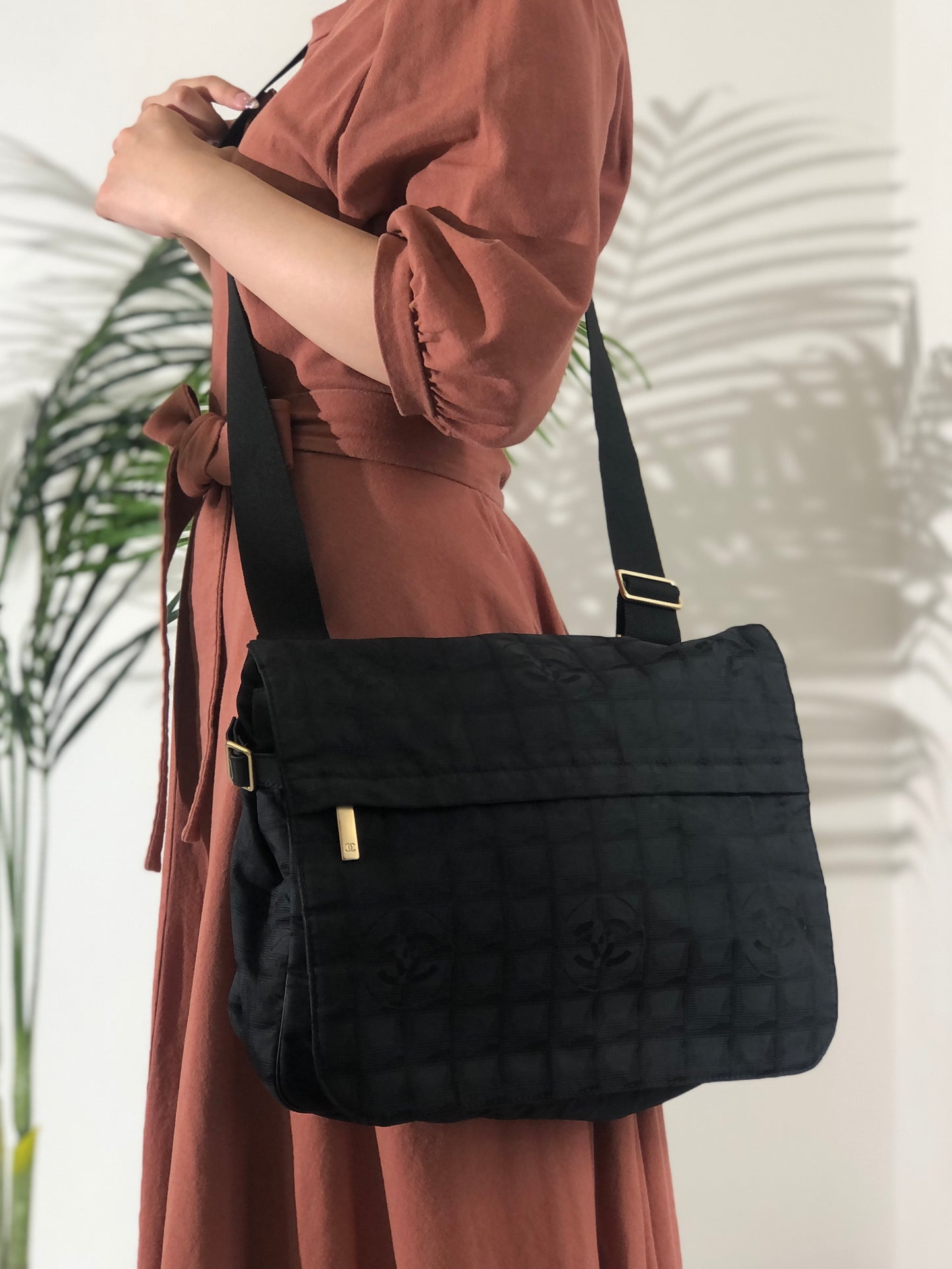 CHANEL 新款 Travel Line 尼龍斜背包 黑色 復古 uar7ry