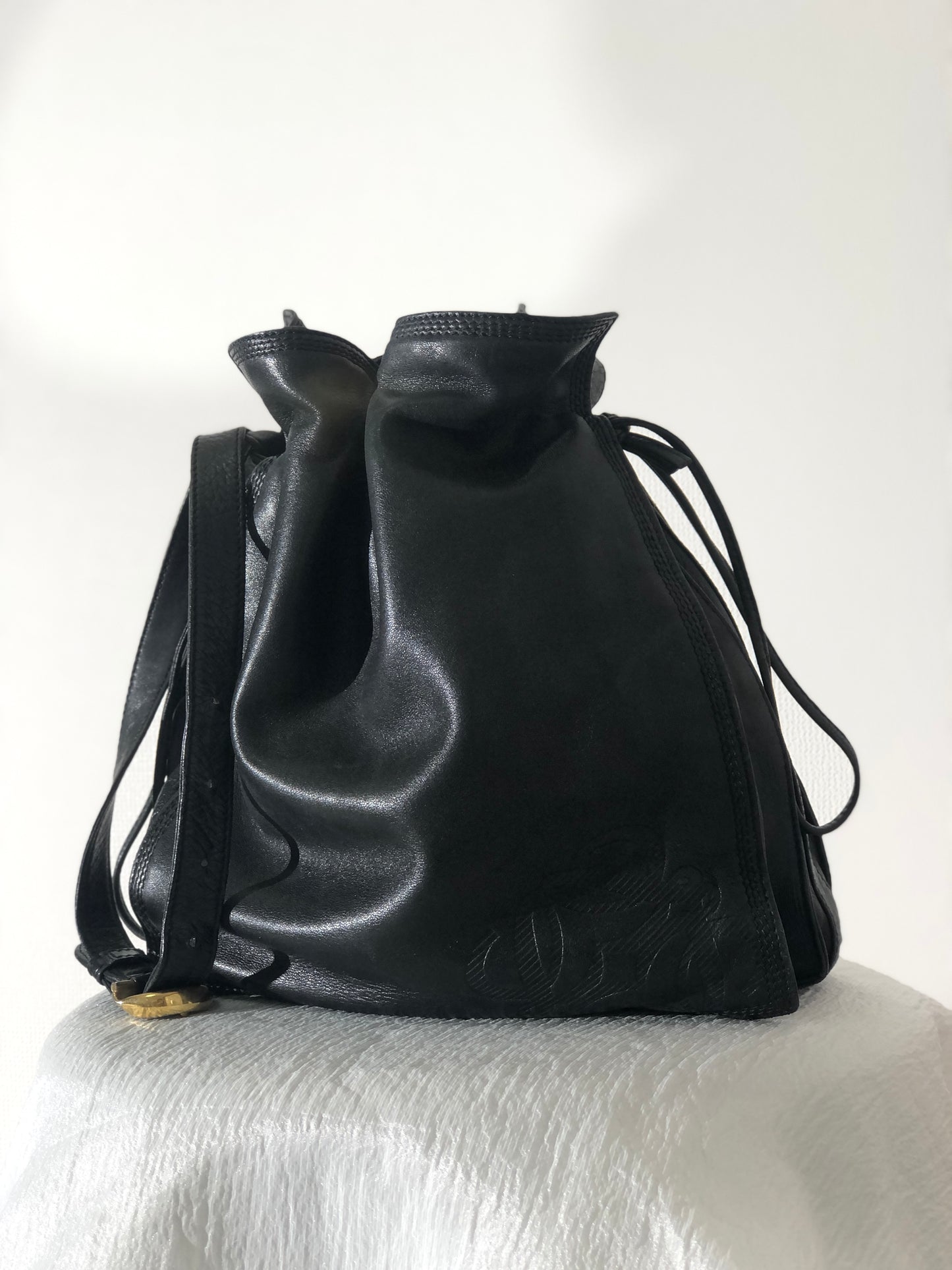 LOEWE Anagram 皮革抽繩單肩包 黑色 復古 hzn8br