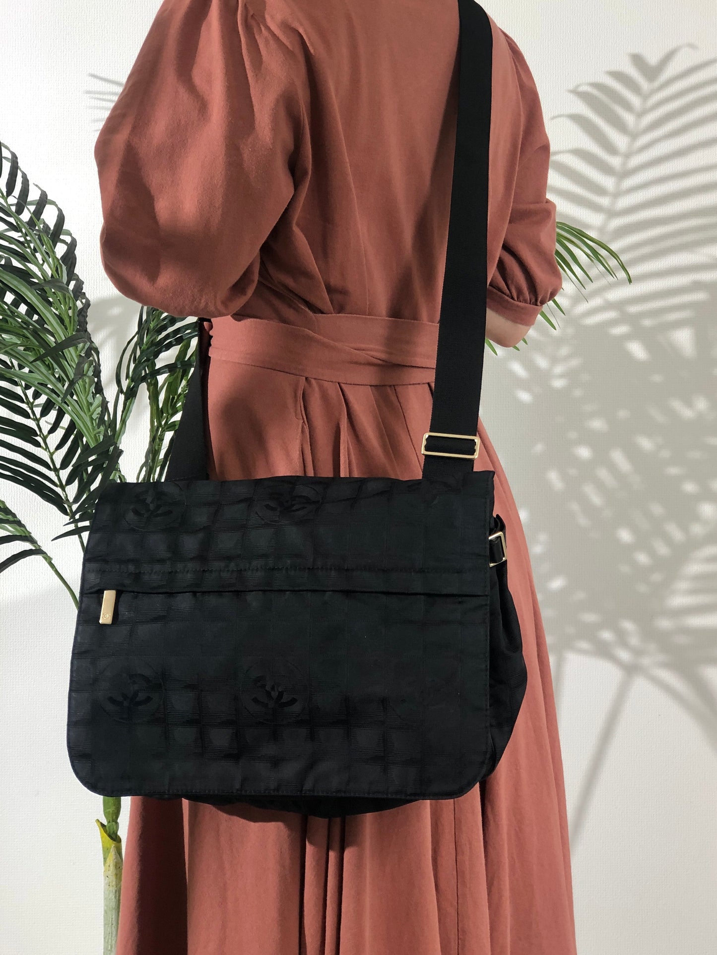 CHANEL 新款 Travel Line 尼龍斜背包 黑色 復古 uar7ry