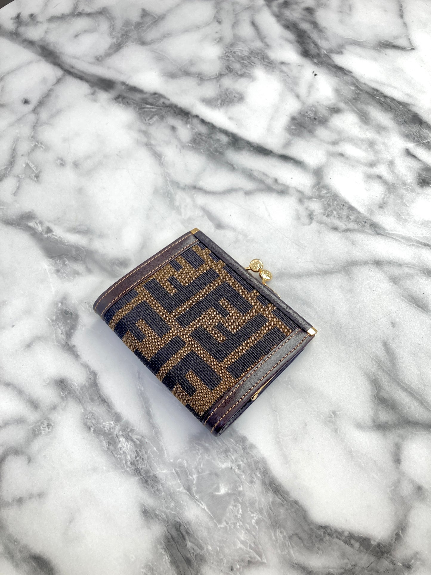 FENDI Zucca 標誌帆布皮革金屬扣零錢包黑色復古款 2m8efx