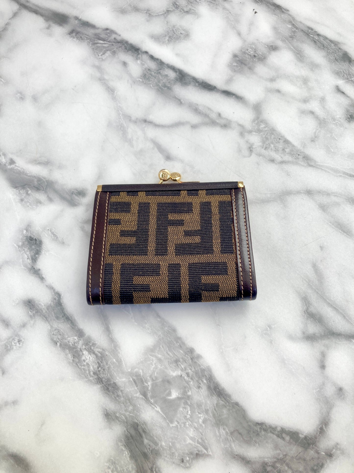 FENDI Zucca 標誌帆布皮革金屬扣零錢包黑色復古款 2m8efx