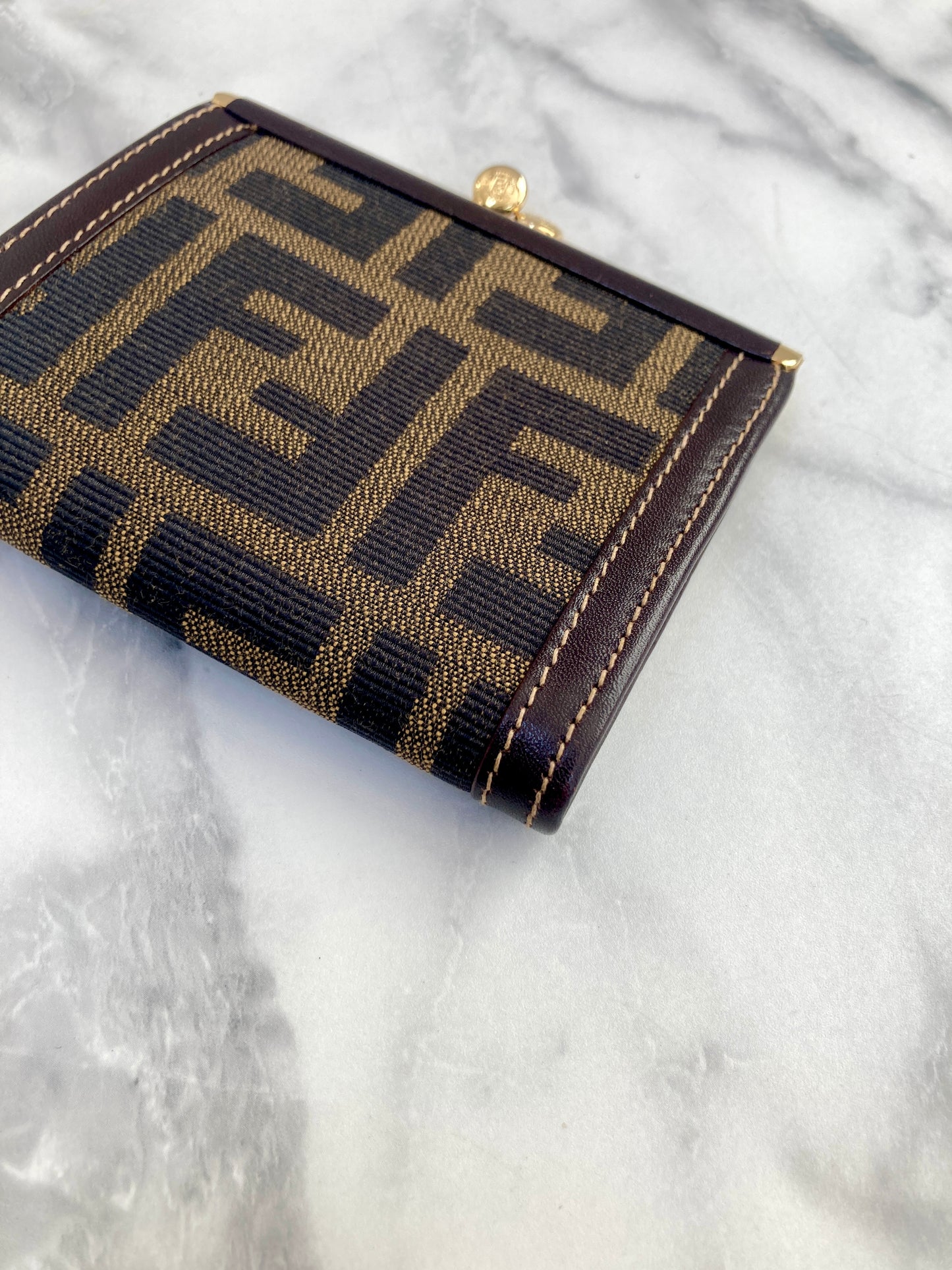FENDI Zucca 標誌帆布皮革金屬扣零錢包黑色復古款 2m8efx