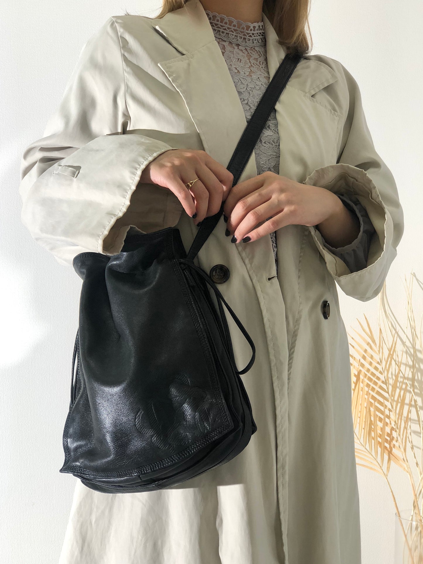 LOEWE Anagram 皮革抽繩單肩包 黑色 復古 hzn8br