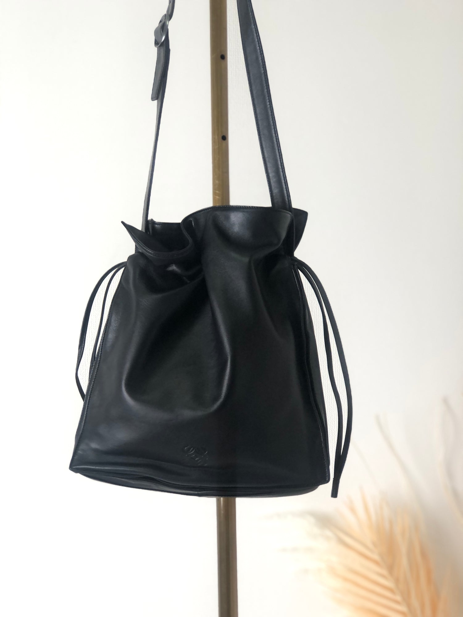 LOEWE Anagram Leather Drawstring Shoulder bag Black Vintage ic4c3b VintageShop solo