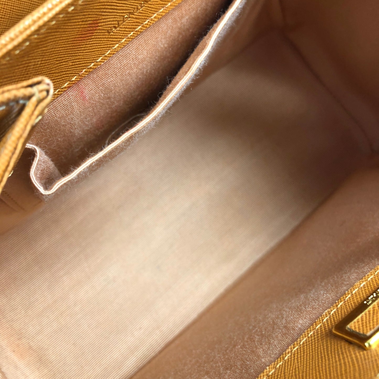 VALENTINO GARAVAN Medal Motif  Handbag Camel Vintage yg5ysc
