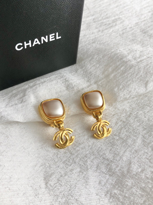 CHANEL Coco Mark Earrings Gold Vintage fhdf5m