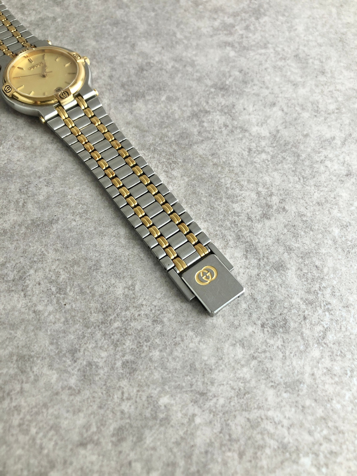 GUCCI Logo Quartz Watch Silver×Gold 9000M Vintage cevwsn