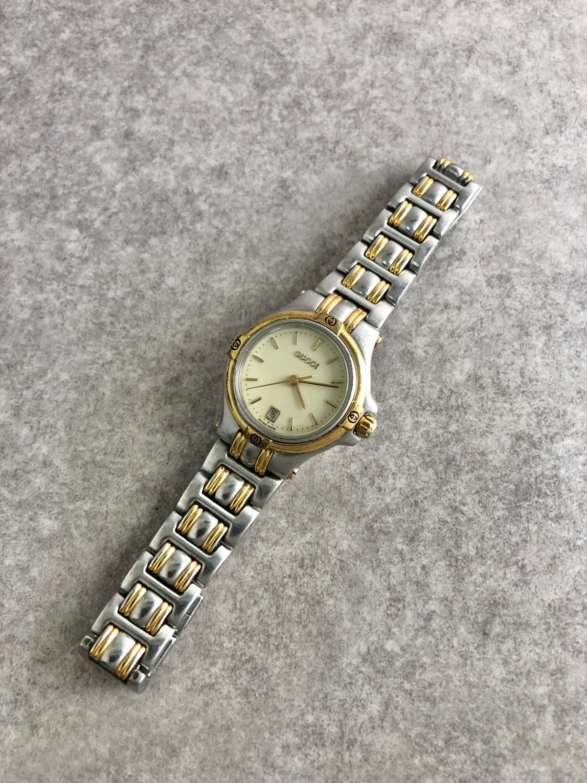 GUCCI Logo Watch Silver×Gold 9040L Vintage vh83fz