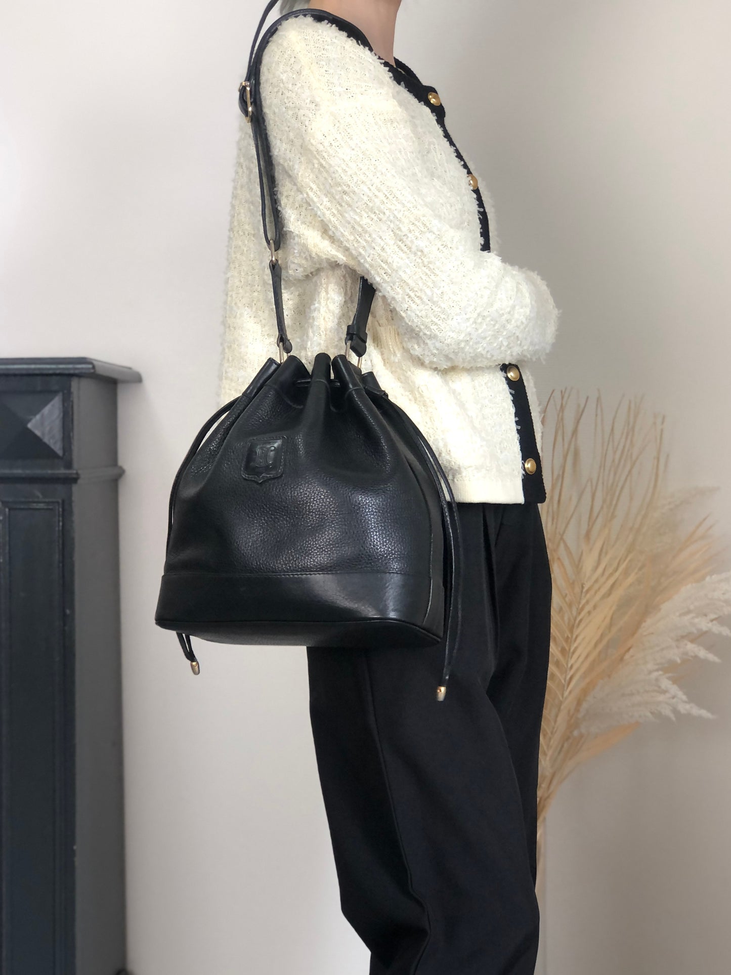 CELINE Blason Drawstring Shoulder bag Black Vintage rzrkng