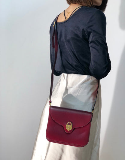 CELINE 掛鎖皮革斜背包 波爾多紅 復古 28epaz 