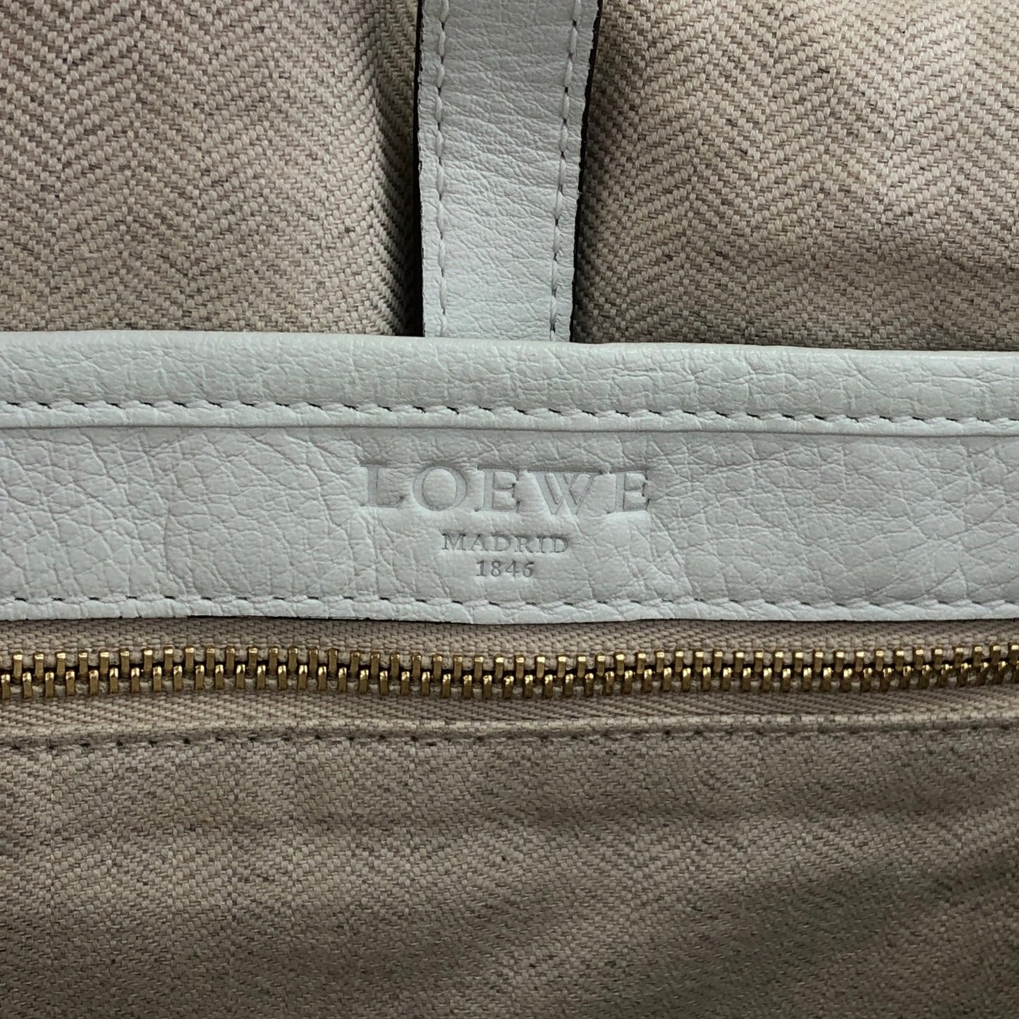 LOEWE Logo Embossed Shoulder bag White Vintage zpjrde
