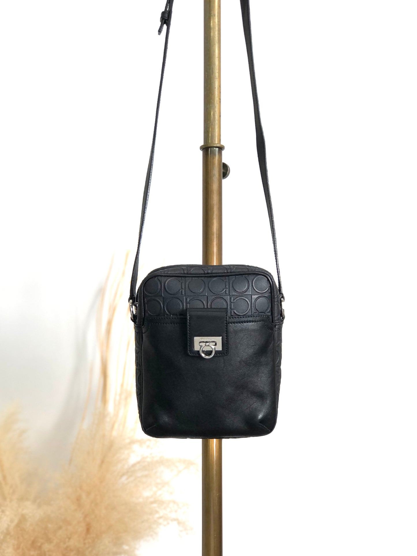 Salvatore Ferragamo Gancini Small Shoulder bag Black Vintage fxkbbr