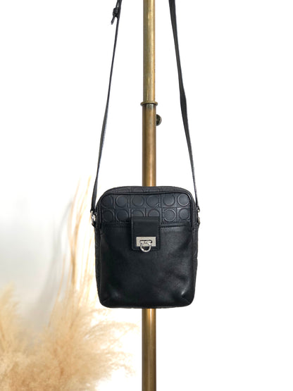 Salvatore Ferragamo Gancini Small Shoulder bag Black Vintage fxkbbr