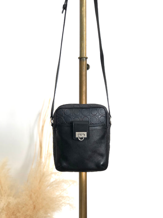 Salvatore Ferragamo Gancini Small Shoulder bag Black Vintage fxkbbr